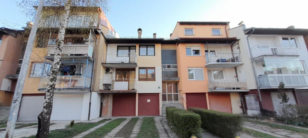 Cozy And Sunny Apartment Near The Airport Sarajevo Buitenkant foto